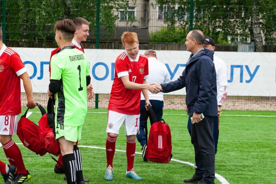 Компания «НОВАТЭК-Кострома» подарила юным футболистам форму сборной России