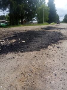 Ремонт костромских дорог ногами и лопатами чиновники назвали нормальным