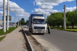 Половина водителей фур гоняла по Костроме с нарушениями