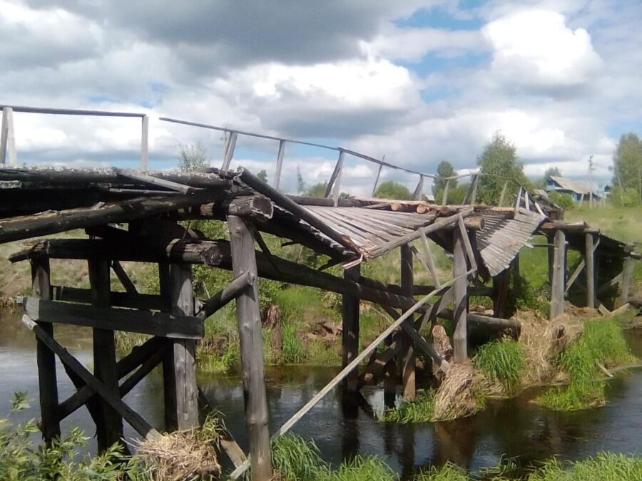 Аварийный мост рухнул в Костромской области
