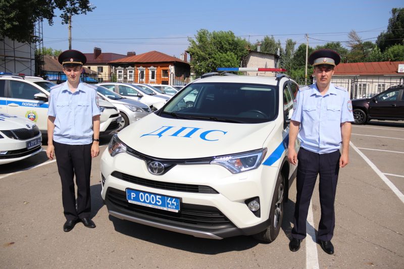 Костромские полицейские заменили «скорую» и доставили малыша в больницу