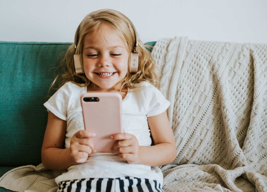 Не любят говорить по телефону: эксперты рассказали о цифровых привычках детей