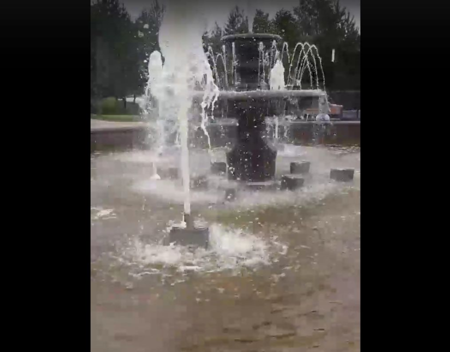 Горожане пожаловались на странный запашок из нового фонтана в Костроме