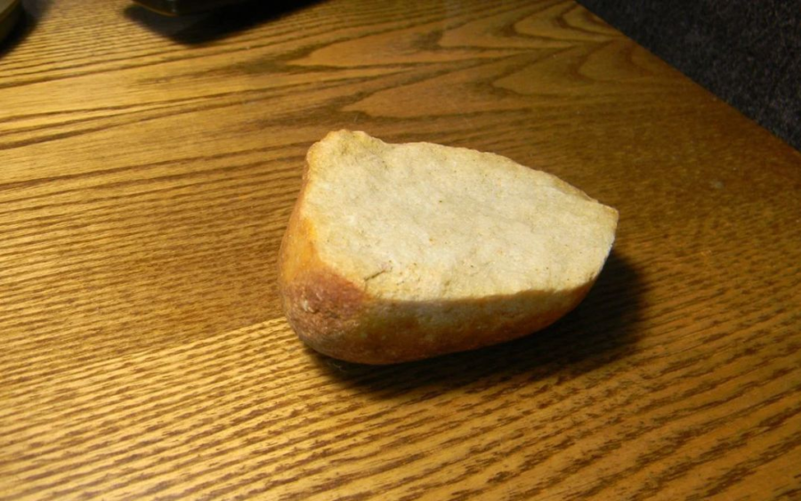Голод — не тетка: костромич продает бывший в употреблении каменный хлеб