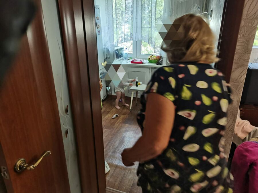 Упитанный карапуз в Костроме не пускал домой родственников, чтобы побыть в одиночестве на кухне