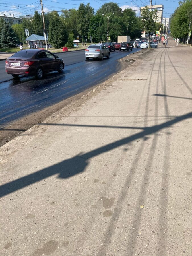 Пешеходы теряют обувь в липком асфальте на дорогах Костромы