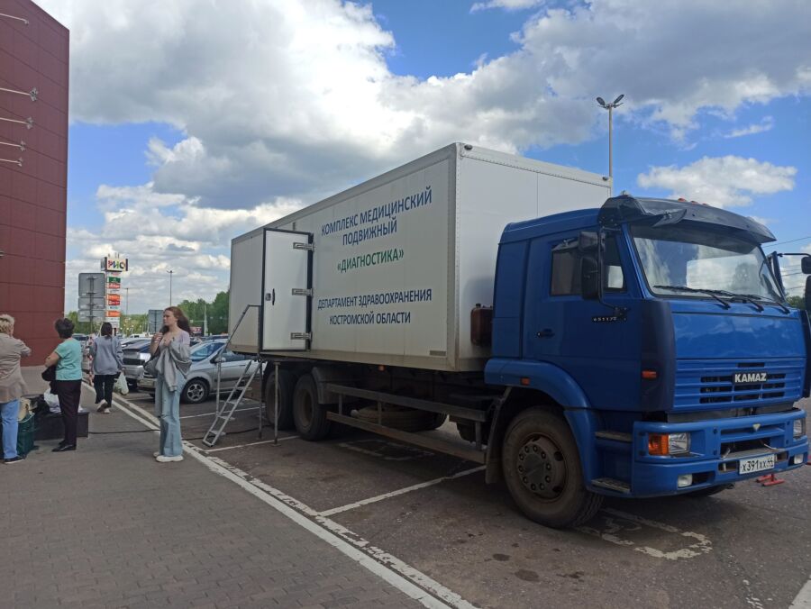 Прививки от коронавируса в Костроме до сих делают на парковках