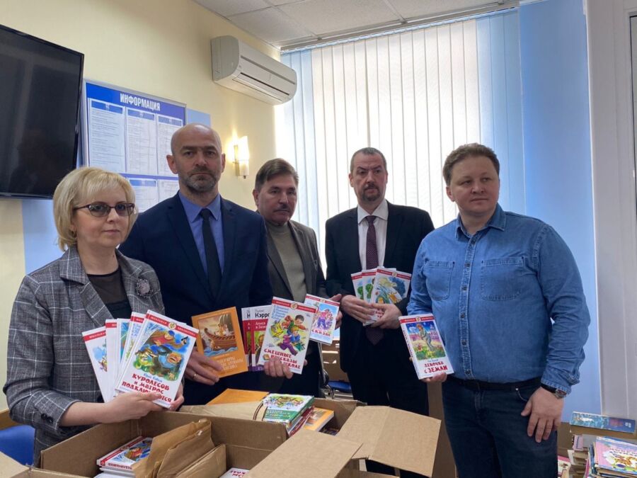 Партия ЕР: в Донбасс доставят свыше 100 тысяч книг на русском языке