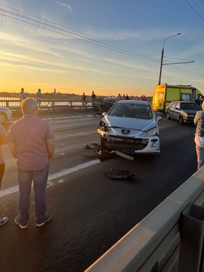 «Вдавил педаль газа и вылетел навстречу»: авария на мосту в Костроме