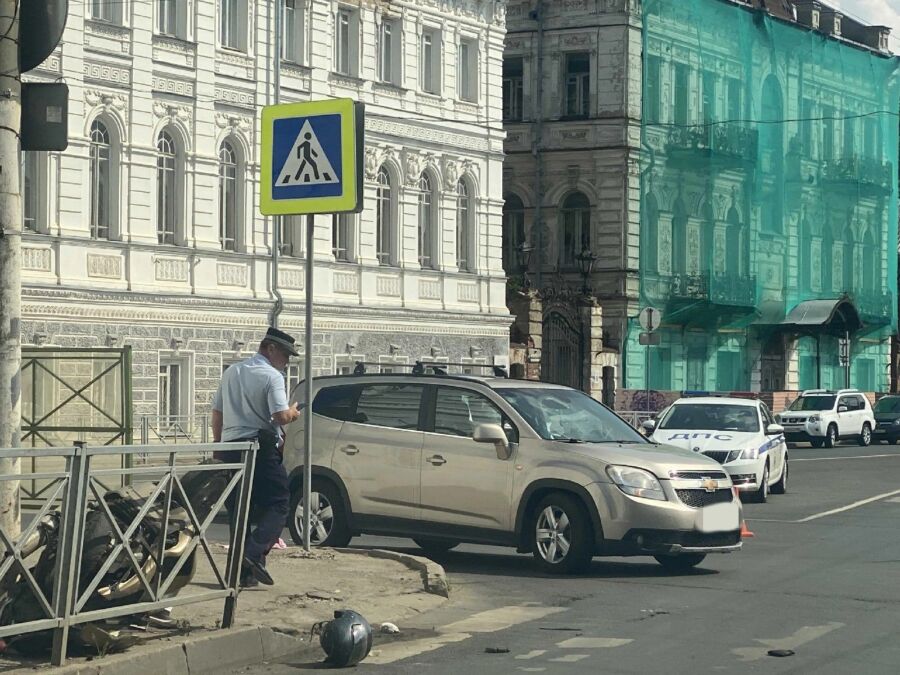 Авария в центре Костромы: мотоциклиста увезли с очень тяжелыми травмами