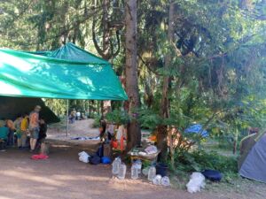 Скандал: под Костромой нашли детский лагерь без нормального душа, туалета и с непонятной едой