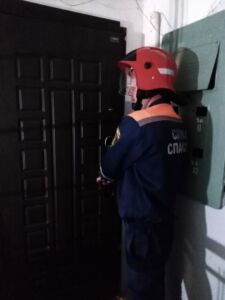 В Костромской области спасли запертых в квартире малышей