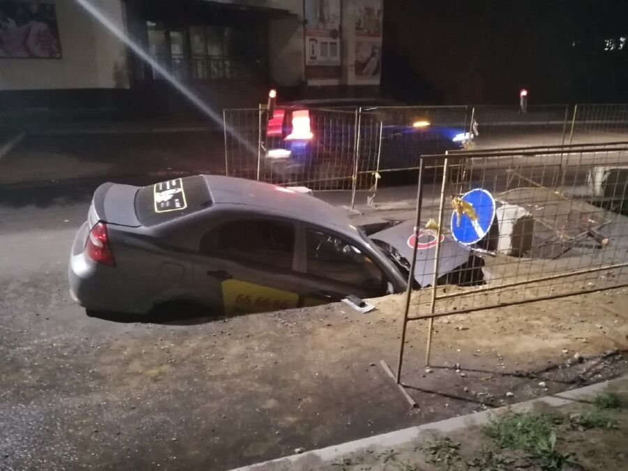 Машина такси в Костроме погрузилась в дорогу наполовину