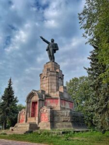 Главного Ленина Костромы почистили от лишней растительности