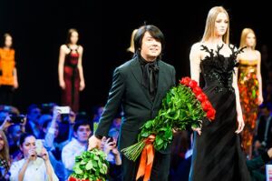 Костромичка собирается очаровать Валентина Юдашкина синим платьем ради недели моды в Москве