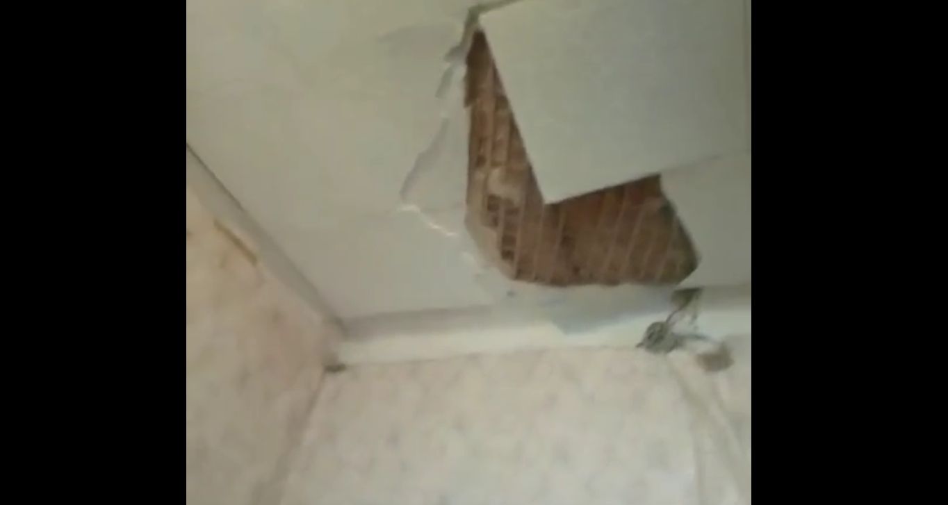 В старинном доме Костромы рухнула часть потолка: в комнате был ребенок