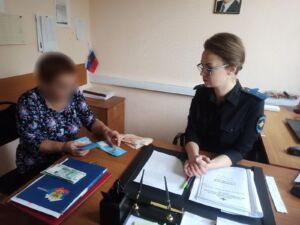 Полицейские принесли полмиллиона рублей костромской пенсионерке