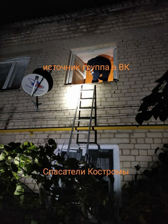 Трое маленьких детей оказались замурованы в квартире под Костромой