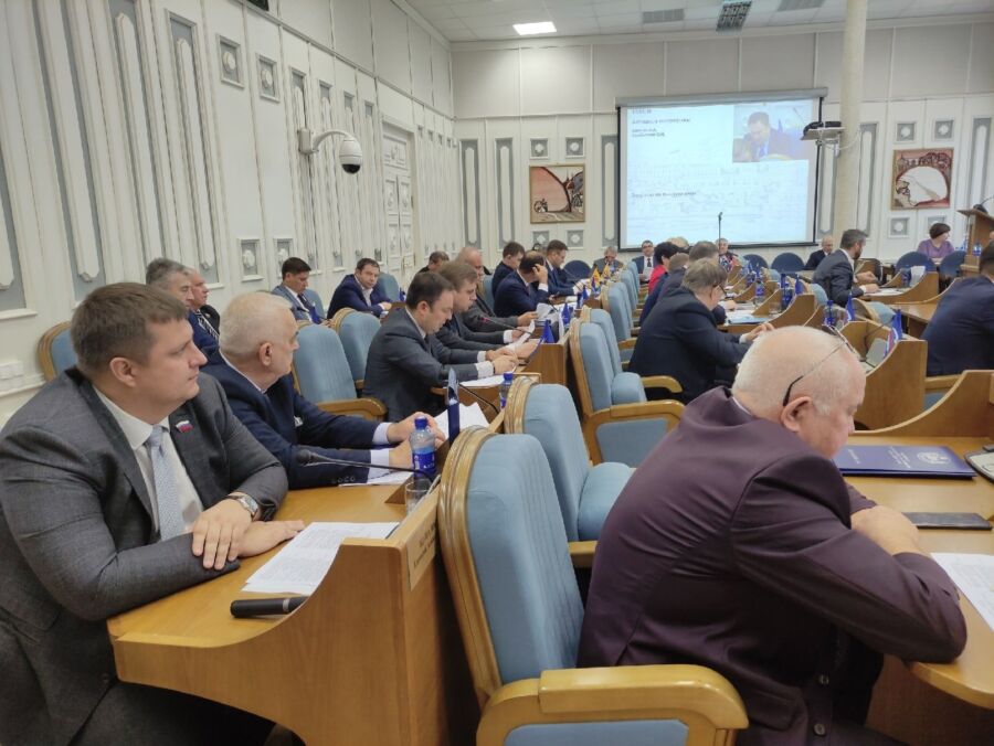 Костромские депутаты с криками набросились на рассказавшего про коррупцию коллегу