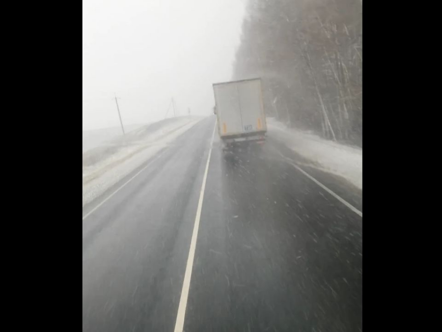 Снегопад на трассе сбил с толку костромских водителей