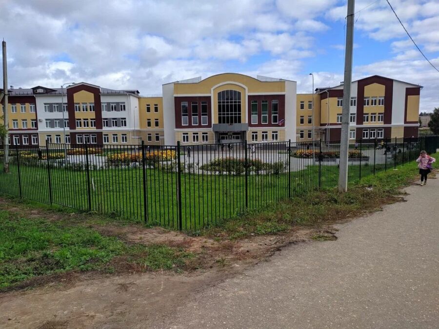 «Добровольные пожертвования» на охрану в новой школе Костромы возмутили родителей