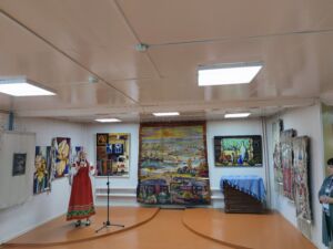 Выставка гобеленов Евгения Радченко проходит в Мантурове