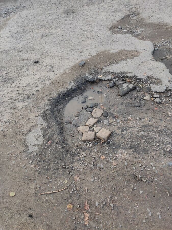 Огромную яму на дороге в Костроме пообещали залатать как-нибудь потом