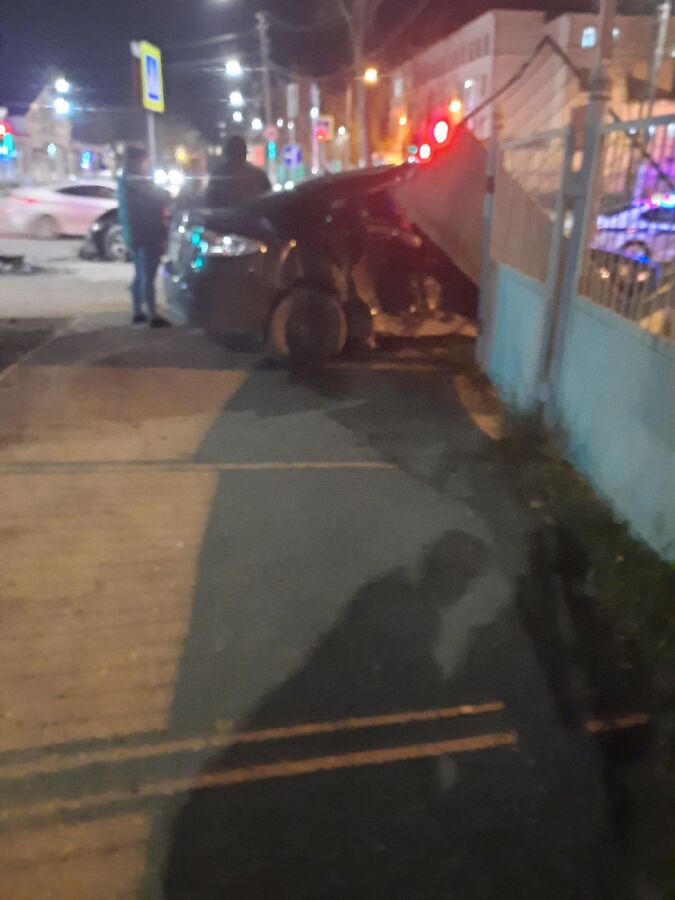 Машина в Костроме врезалась в детский сад