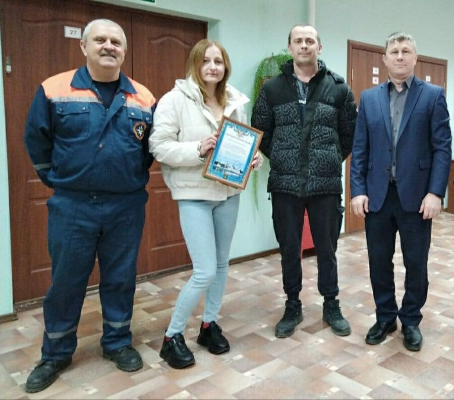 Жительницу костромской деревни наградили за помощь спасателям в поисках упавшего вертолета