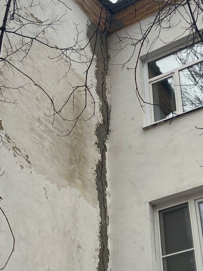 Немного о ремонте: огромные трещины в костромском доме заклеивают скотчем