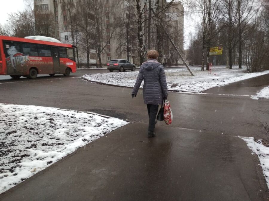 Курьера DeliveryClub в Костроме сбили на дороге и бросили