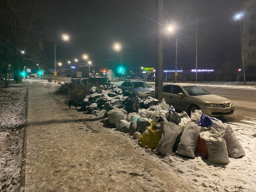 Десятки мешков мусора не убирают с одной из улиц Костромы уже два месяца