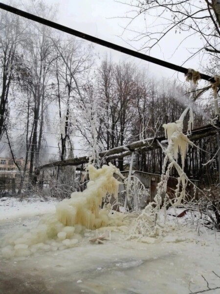 Фестиваль футуристических ледовых скульптур открылся в Костроме сам собой