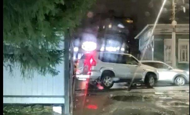 В Костроме обнаружили тротуар, по которому ездят машины