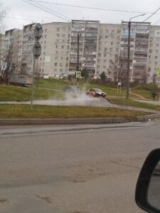 Водопад напротив церкви в Костроме заставил горожан прыгать по траве