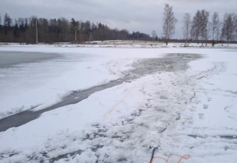 Все больше и больше: три рыбака провалились под лед в Костромской области