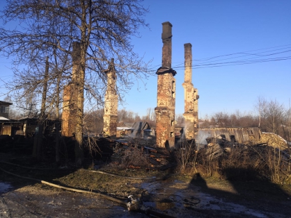 После пожара под Костромой продолжаются поиски тел 4 погибших