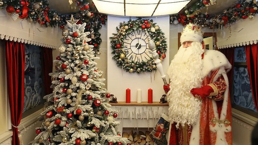 Обнаружено раздвоение Деда Мороза во время его визита в Кострому