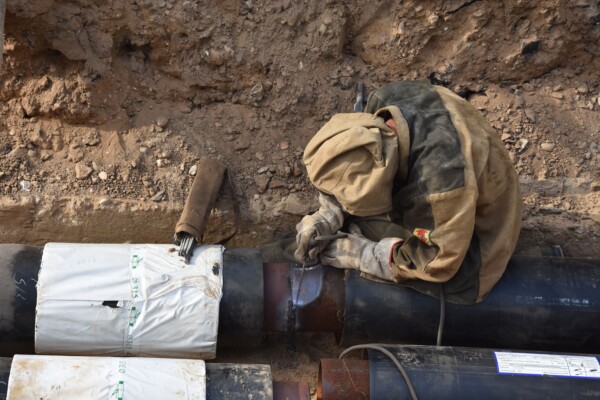 Деньги есть, людей нет: почему дырявые трубы в Костроме ремонтируют медленно