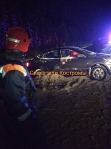 Костромские спасатели вытащили женщину из холодного плена