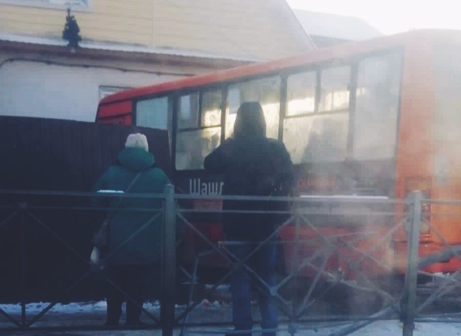 Пассажирский автобус врезался в частный дом в Костроме