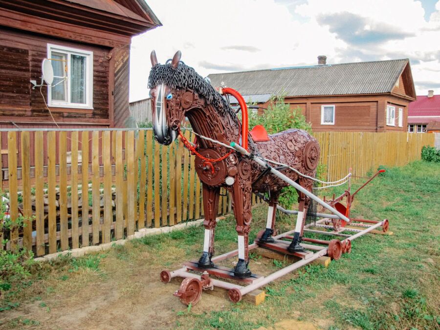 Костромской конь с зубами из бензопилы претендует на звание самой народной фигуры страны
