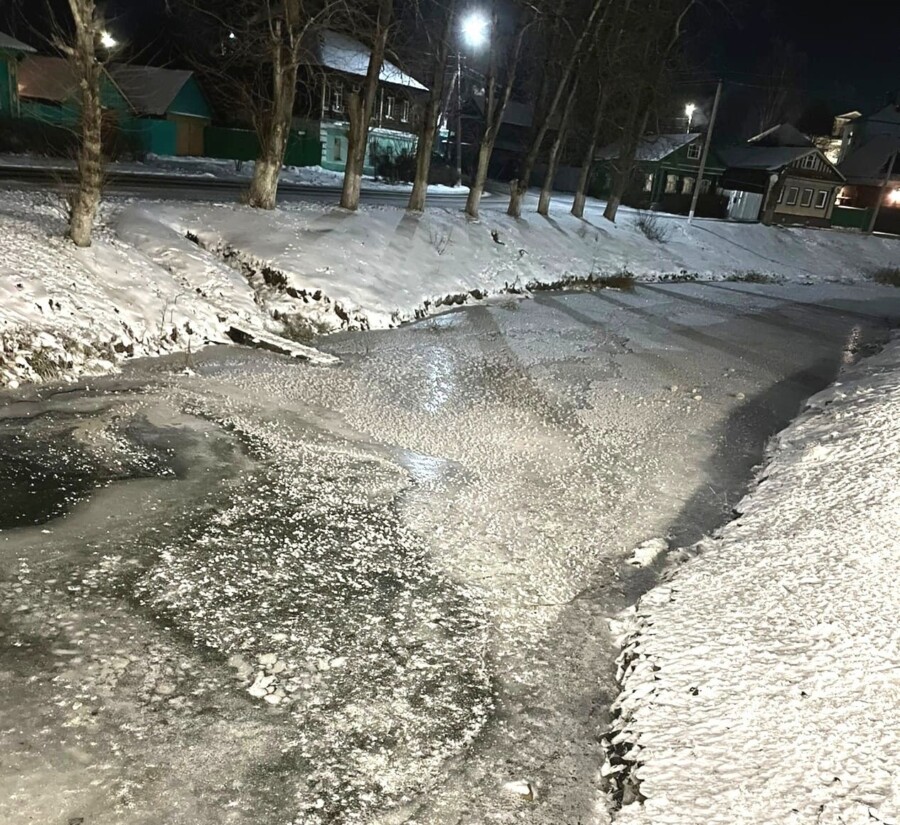Костромской школьник провалился под лед по дороге домой