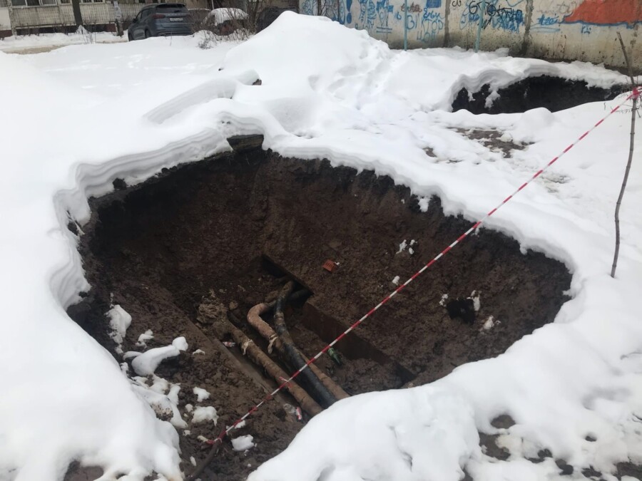 Костромичка упала в подготовленную коммунальщиками яму на детской площадке