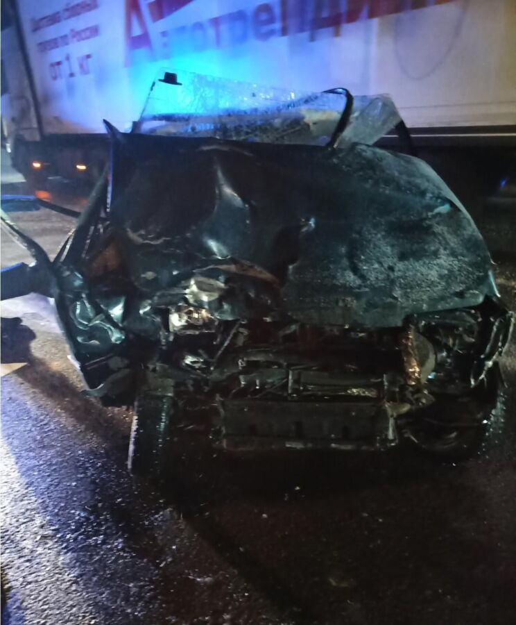 «Ока» врезалась в фуру на костромской трассе: водителя увезли в больницу