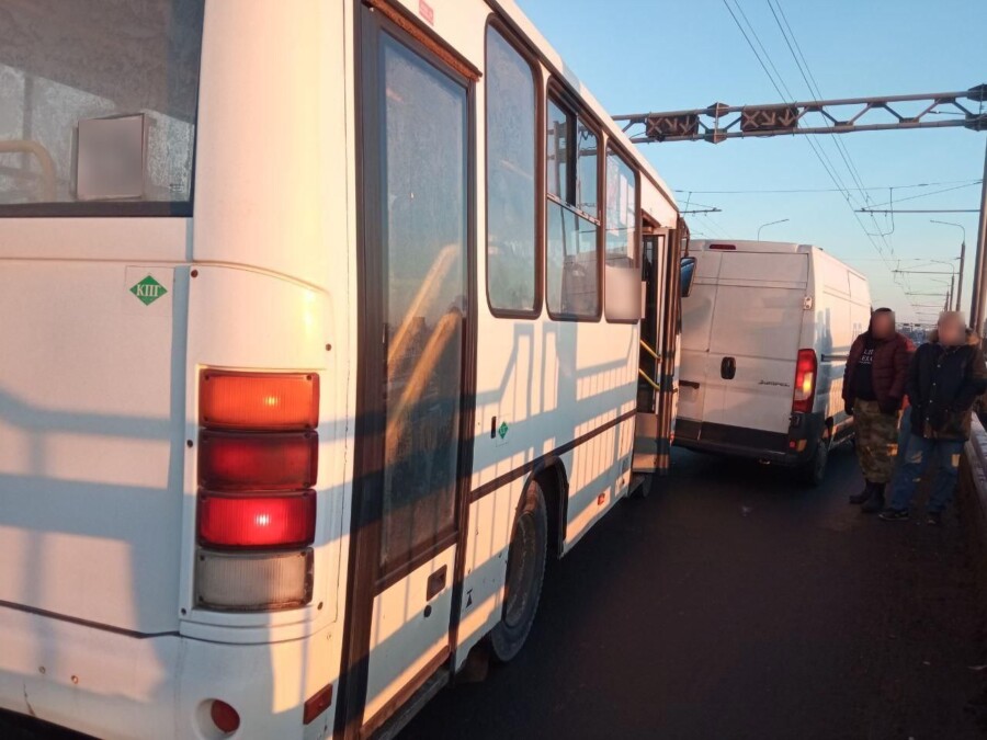 Пассажирка автобуса получила травмы во время аварии на мосту через Волгу