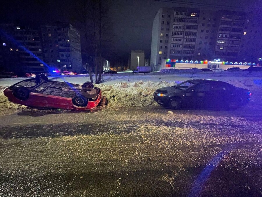 Автомобиль перевернулся во время аварии в Костроме: есть пострадавшие