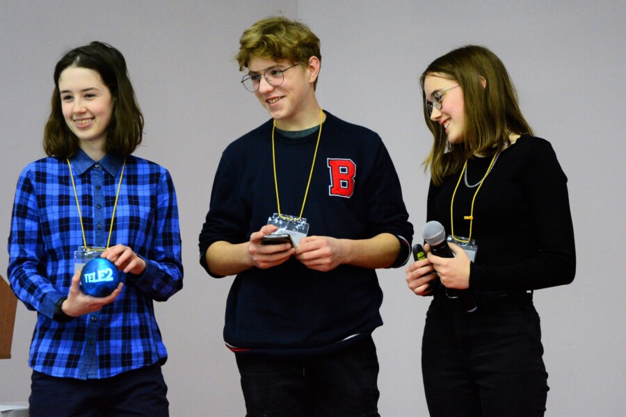 Костромские школьники придумали умную и стильную подставку для телефона