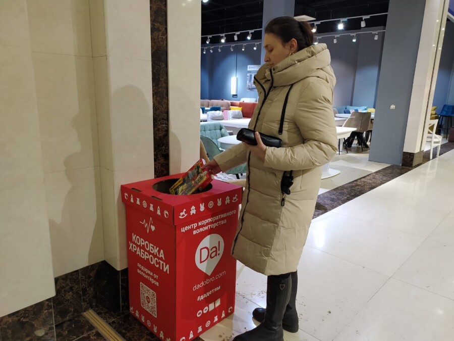 Пациентам детской областной больницы собрали тысячу подарков за стойко вынесенные уколы