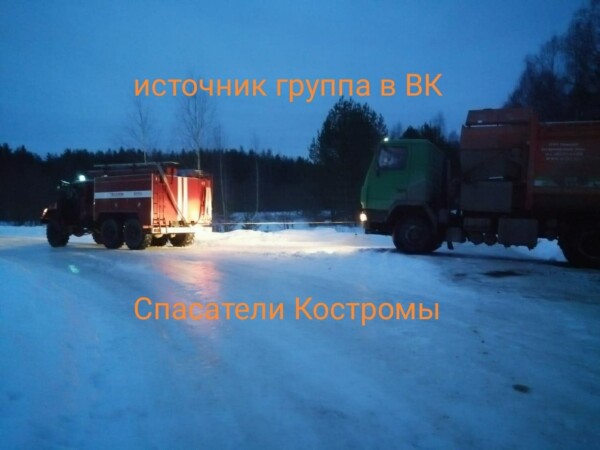 Костромской мусоровоз вынесло с дороги из-за гололеда